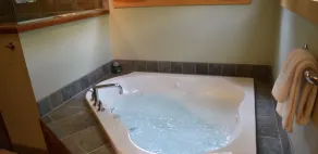 River Ellis Chalet: Cozy Chalet w private Jacuzzi & access to Swimming Pool - Image 2