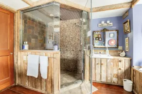 Luxurious sky loft with giant soaker tub, steam room, views - Image 5
