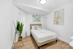 Uscale 2BR Escape in the Heart of NYC - Image 3