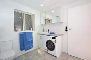Beachfront self contained upstairs apartment - Image 3