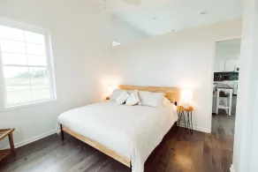 King Bed, Zero Entry, Close to Town - Image 4