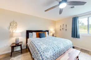 Charming retreat with private hot tub, fireplace, & furnished patio - Image 4
