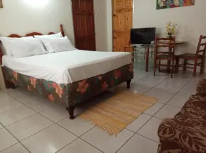 Store Bay Suite at Goodheart's Comfort Inn - Image 2