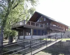 Beautiful riverfront log cabin home in Prairie du Chien - Image 5
