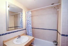 Apartamento con piscina junto a la playa - Image 2