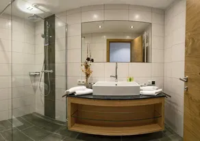 Cozy Apartment Near Ski Area in Mayrhofen - Image 4