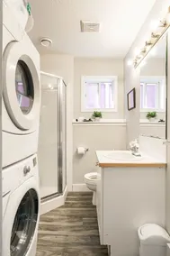 Entire large house, 7BR/4BA/9beds, 5 minutes to Airport, Ctrain & Shopping - Image 4