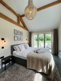 Stylish Barn Retreat in Rural Farm Location - Image 5