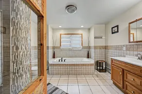 Pickleball/Basketball 11 BR 6.5 BA Sauna HotTub Pool Table FREE Tesla EV Charger - Image 3