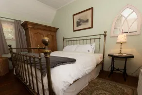 Charming cottage with a hot tub and deck overlooking a stream. Amazing kitchen! - Image 4