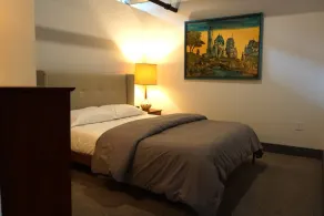 Stylish Mid-Century Modern Executive Apartment - Image 5