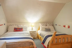 Adorable 3Bed, 2Bath Cottage and Garage Lounge! Grassy Lawns! Kayaks! - Image 5