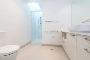 Luxurious Apartment, A Stones Throw From The Beach - Image 3