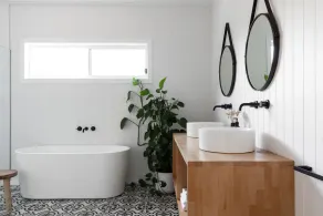 Spacious renovated cottage with pool - Image 4
