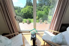 WESTDALE EDGE, family friendly, with a garden in Seaton, Devon - Image 3