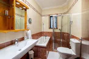 Ringway Luxurious  Private Villa , Large Sun Deck ,Heated Indoor Pool, BBQ - Image 2