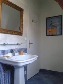 In una casa padronale con parcheggio, vicino al mare, al mercato e al centro città - Image 3