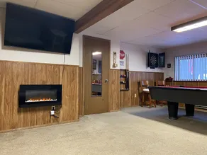Beautiful Bi-level. Game room with pool table, 5 UHDTVs, WiFi. Central heat/air. - Image 5