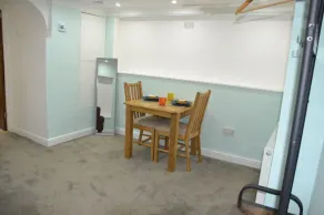 Willow Tree 1 bed Apartment - Stayseekers - Image 4