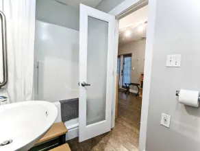 Super-Clean Large Rustic Cabin • Hot Tub • Sleeps 10 • Walk to JuneBug Venue - Image 5