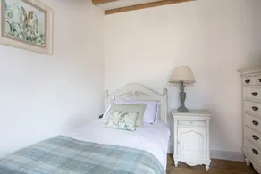 Lake View Barn Beautiful 4 bedroomed conversion sleep 9 with use of private lake - Image 5