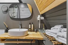 Three-Bedroom A Frame Chalet in Dealu Mare - Image 2