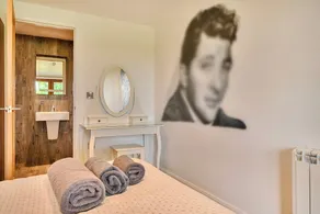 Relaxing Room With Ensuite Rutland Point - Image 3