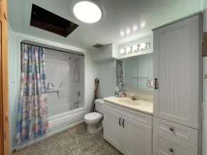 Cheerful Waterfront Cottage - Image 4