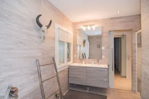 Idylliskt hus med tropisk trädgård och privat pool i ett lugnt bostadsområde - Image 2