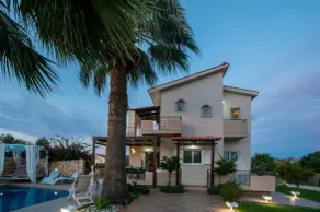 Luxurious Greek Villa with pool and facilities - Image 5