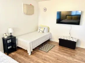 Spacious comfort, 1st FL, parking, 2 TVs, laundry,Beautiful views of NYC skyline - Image 5