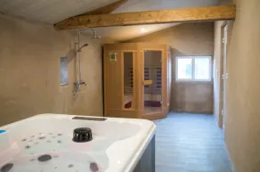 Maison Moulinas jacuzzi - Image 2