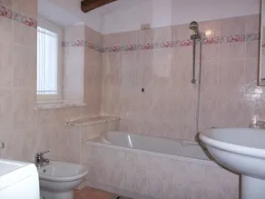 hus omgivet af grønne omgivelser - Image 3