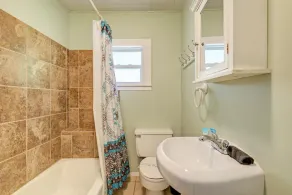 Cottage Haven-one Minute Walk To The Beach-private Yards-keyless Locks - Image 3