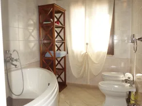 villa panoramique avec piscine privée et bain à remous, pelouse verte -wifi - Image 4