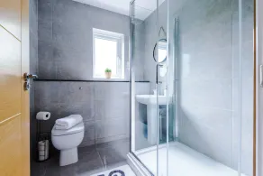 Formby Village Apartments By Greenstay Serviced Accommodation - A Luxury 2 Bed Apt - Perfect for Couples, Friends, Families & Business Travellers - FREE Parking - Dog Friendly - Fast Wi-Fi - 6 - Image 2