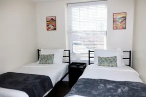 Cozy Midtown Getaway Minutes From Downtown - Image 4