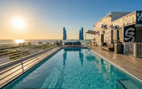 Ocean Drive 1BR Retreat with Rooftop Pool and Bar - Image 1