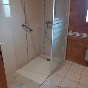 Gîtes de 75m², 6 couchages avec piscine (JURA) - Coccinelle - Image 4