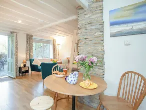 2 bedroom accommodation in Modbury - Image 5