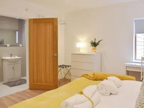 3 chambres à coucher à Greasby, Wirral - Image 5