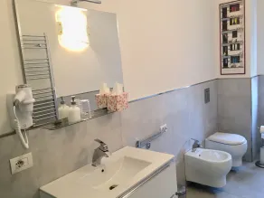 Apartamento superior con dormitorio, baño, cocina y sala de estar. - Image 4