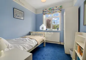 Located in one of the popular Frinton Avenues within walking distance of shops, cafes and beaches - Image 5