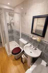Spacious 5* guest house with private tennis court and beautiful gardens - Image 3