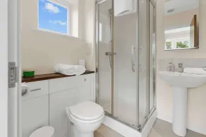3-Bed Greenhithe Retreat Garden near Bluewater - Image 2