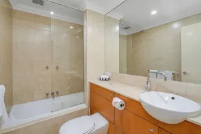 Coastal Wharf Road Terrace with Parking & WiFi - Image 3