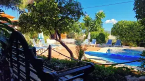Rymlig bondgård idealiskt beläget, mogen trädgård, privat pool och fantastisk utsikt - Image 4