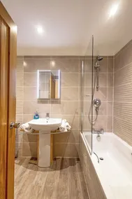 Longships Apartment - two bedroomed apartment within a 15 min walk of the beach. - Image 2