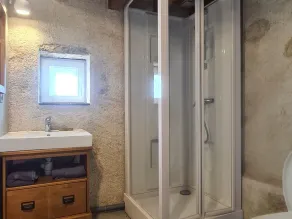 Gîte avec Réception, Dortoir, Terrasse et Pétanque - Tout Inclus! - Image 3