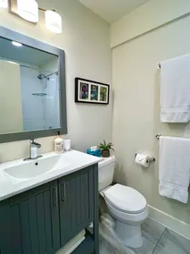 Kitsilano Oasis: Ny Have Suite med King Bed - Tilladelse 19-175893 ★ ★ ★ ★ ★ - Image 3